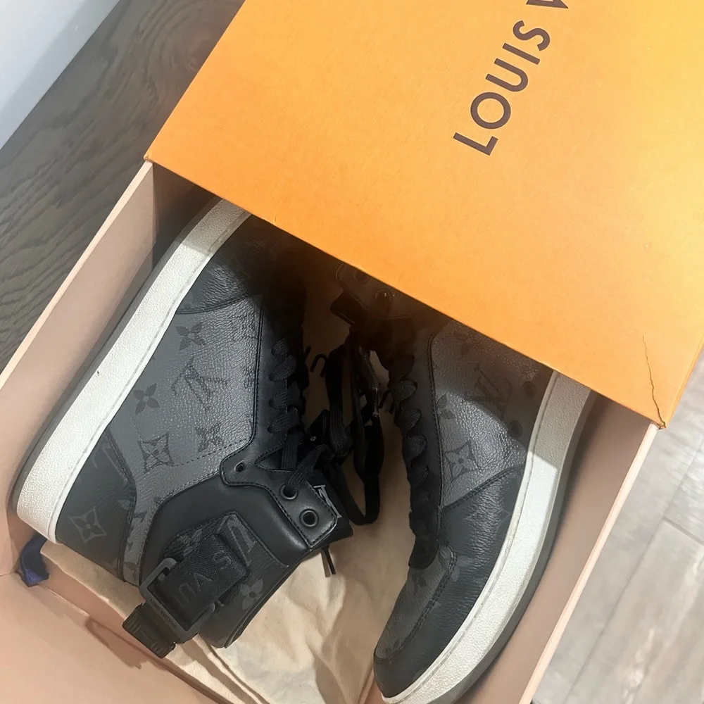 Louis Vuitton - Picture 6 of 7